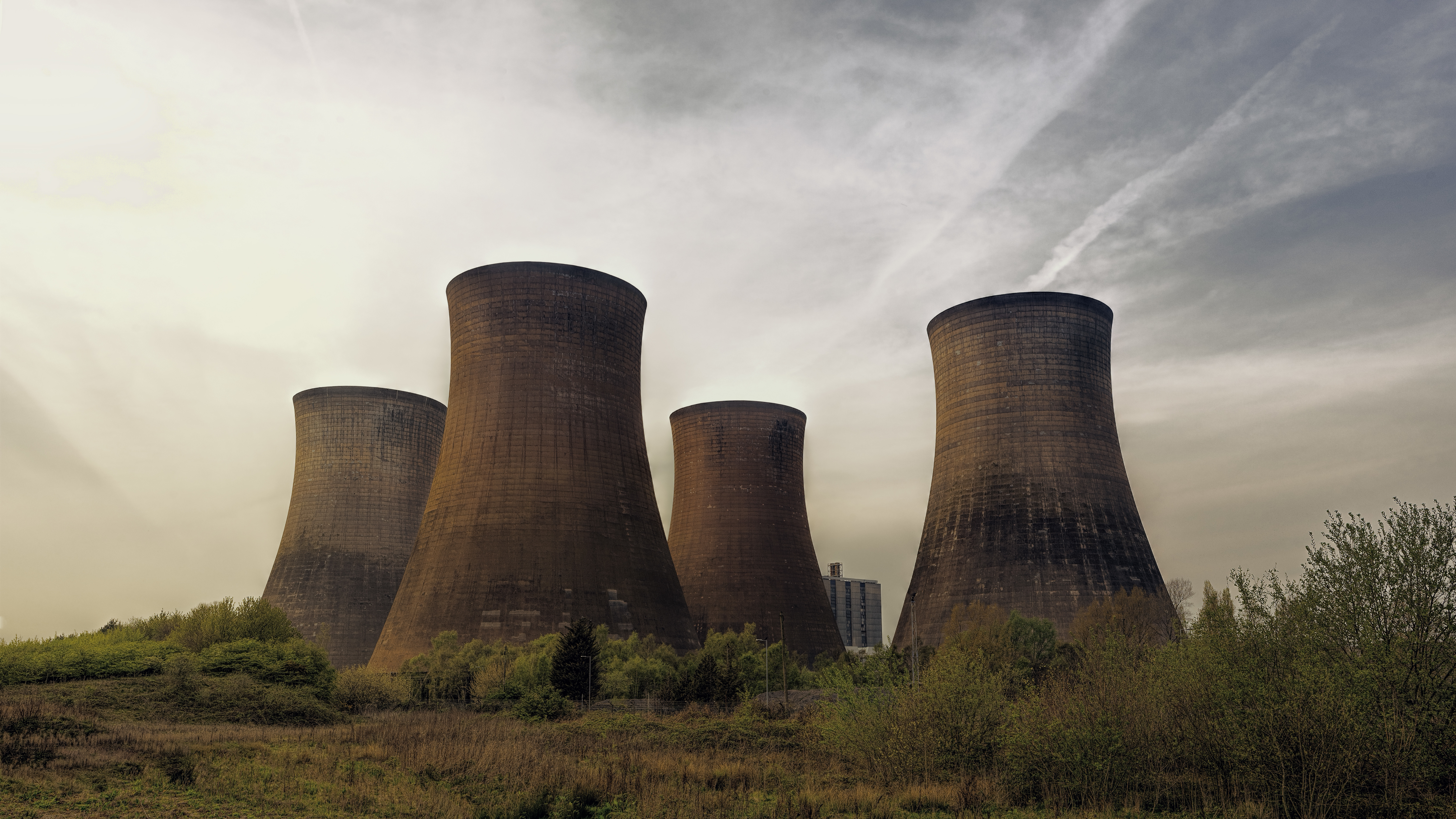 four brown concrete towers Réalisation de pièce dans le domaine ferroviaire